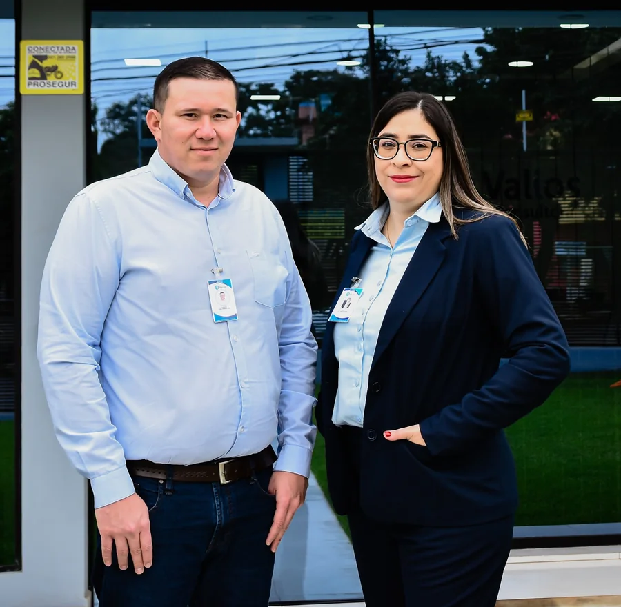 Daniel Roa y Rocío Genez frente a la oficina de Valios Consultora