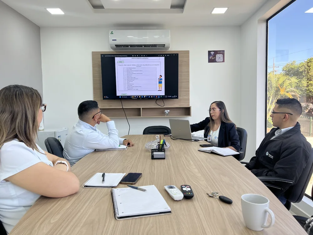 Reunión de trabajo en la sala de Valios Consultora